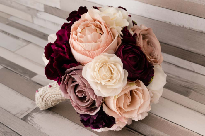 Buchet cu bujori crem si hortensii grena [2]