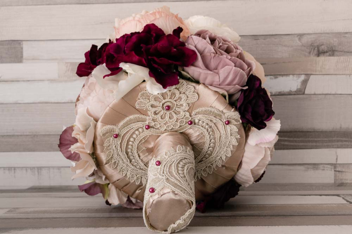 Buchet cu bujori crem si hortensii grena [4]