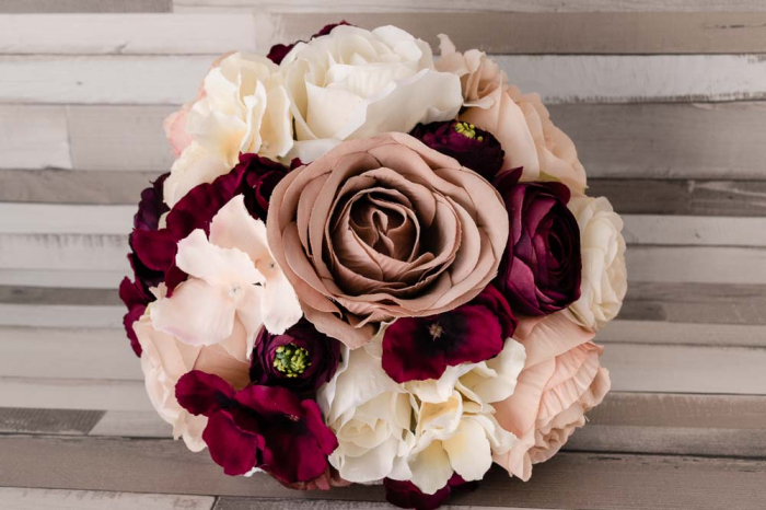 Buchet cu bujori crem si hortensii grena [3]