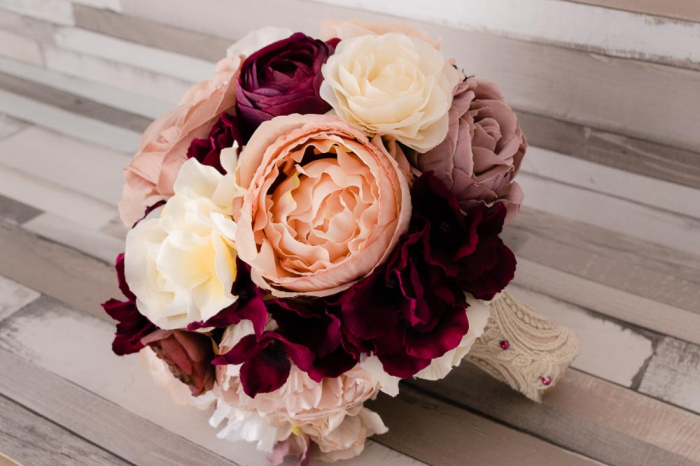 Buchet cu bujori crem si hortensii grena [6]