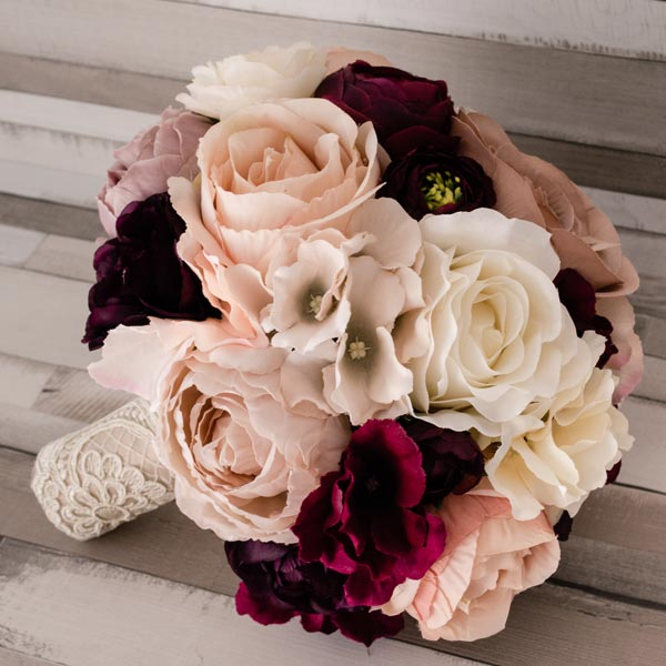 Buchet cu bujori crem si hortensii grena [1]