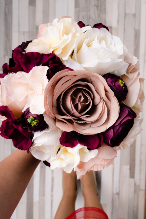 Buchet cu bujori crem si hortensii grena [8]