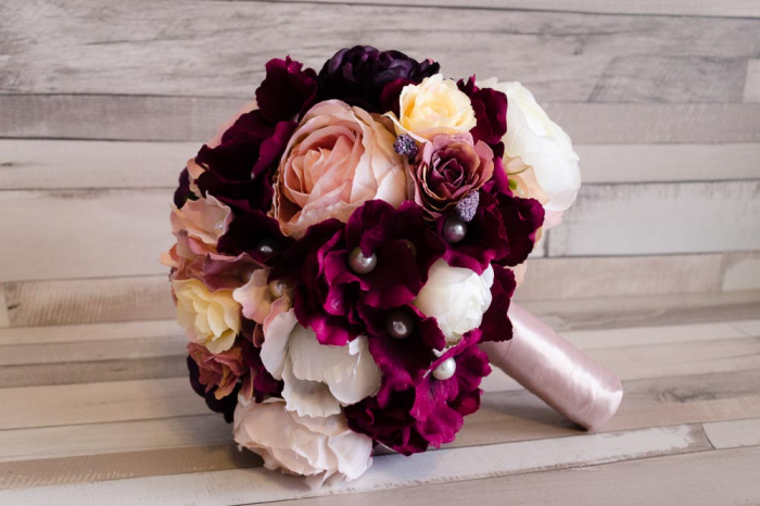 Buchet cu bujori roz-pastel si grena [6]