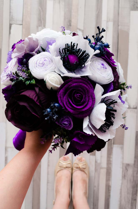 Buchet cu ranunculus alb si trandafiri mov [5]