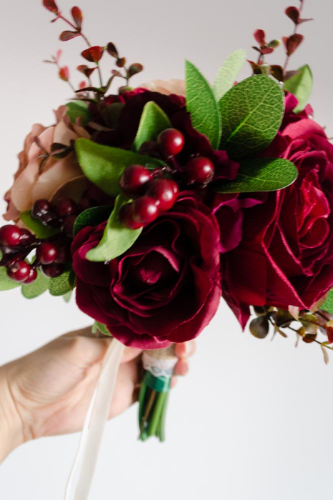 Buchet de iarna cu trandafiri grena si somon [4]