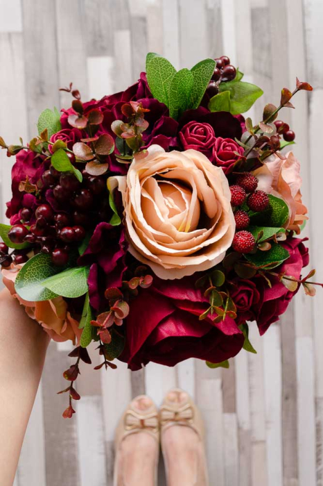 Buchet de iarna cu trandafiri grena si somon [8]