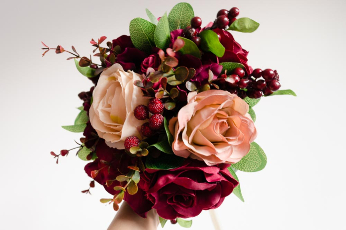 Buchet de iarna cu trandafiri grena si somon [3]