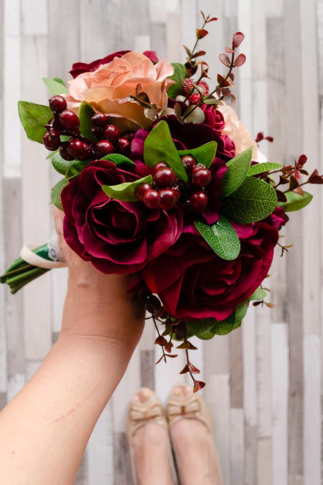 Buchet de iarna cu trandafiri grena si somon [7]