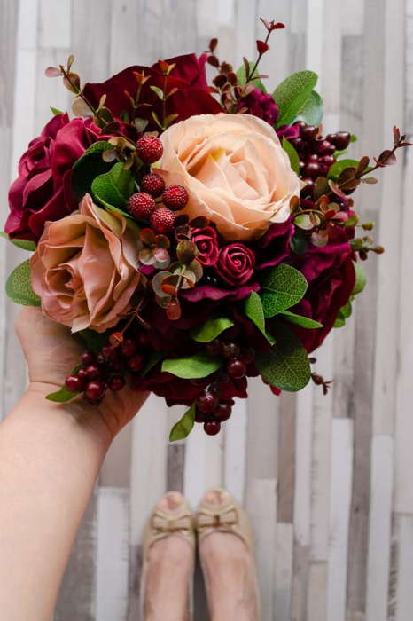 Buchet de iarna cu trandafiri grena si somon [6]