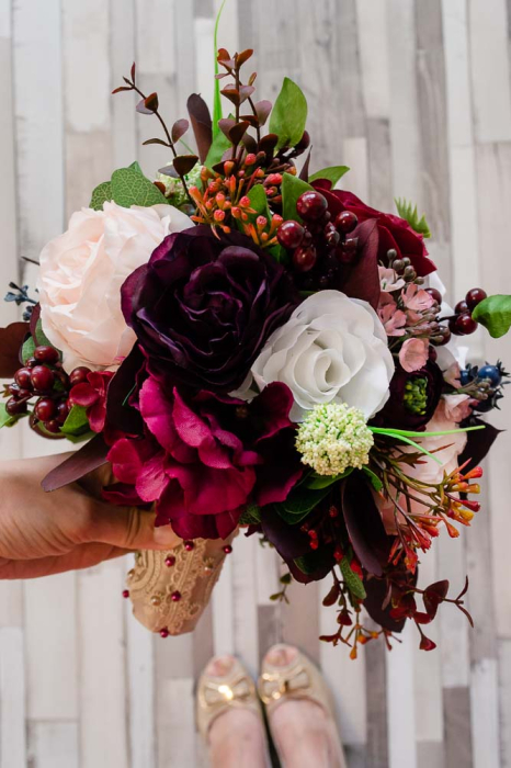 Buchet de toamna cu trandafiri albi si grena [5]