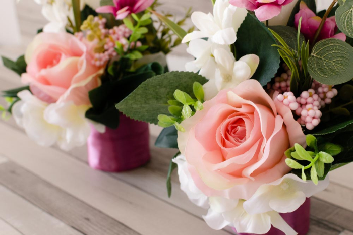 Lumanari decorate cu flori artificiale si verdeata [2]