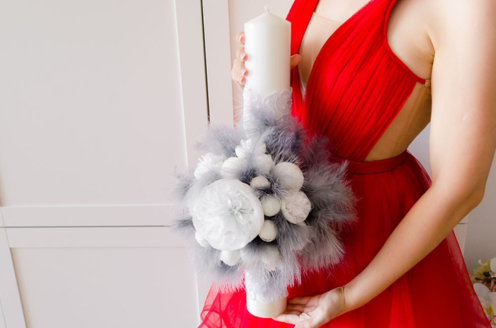 Lumanari decorate cu flori din hartie albe si pene de labada 50 cm [2]