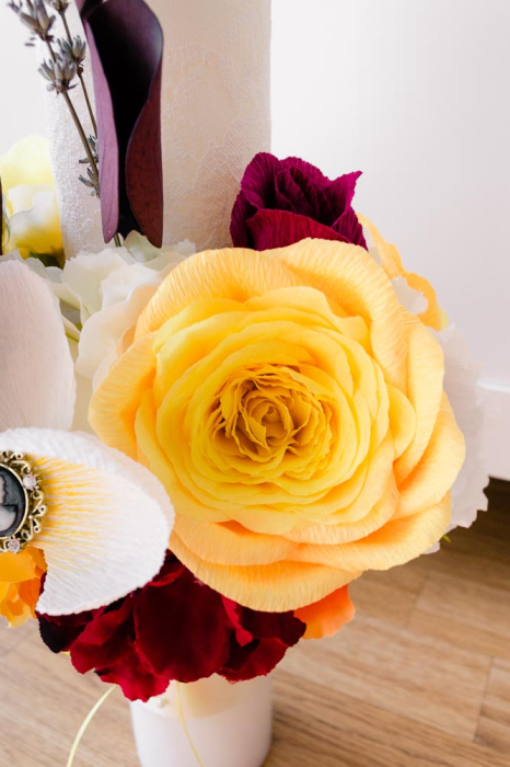 Lumanari decorate cu flori din hartie galbene [2]