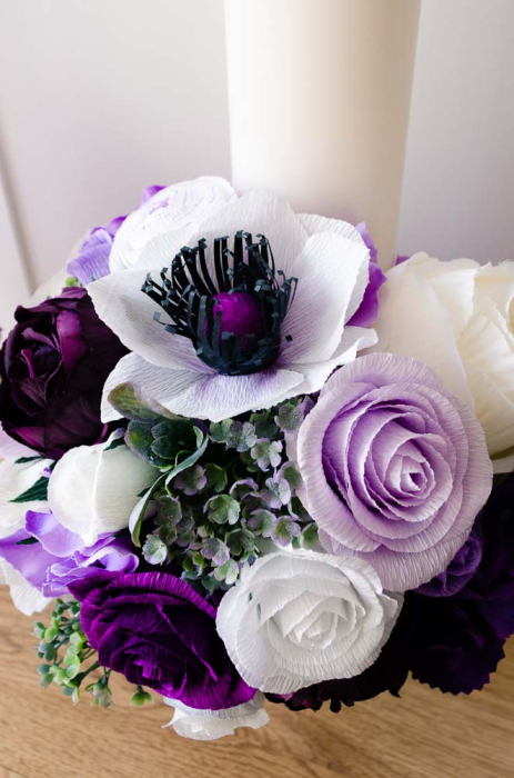 Lumanari decorate cu flori din hartie mov, lila si albe [3]