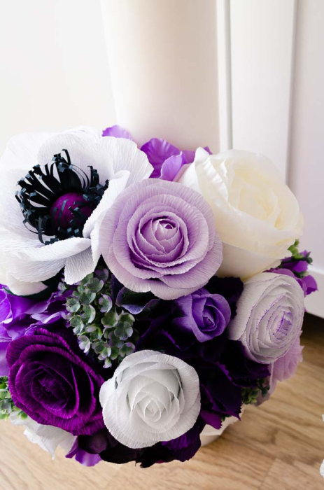 Lumanari decorate cu flori din hartie mov, lila si albe [5]