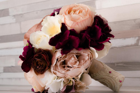 Buchet cu bujori crem si hortensii grena [4]