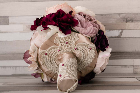 Buchet cu bujori crem si hortensii grena [3]