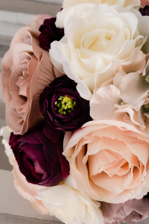 Buchet cu bujori crem si hortensii grena [6]