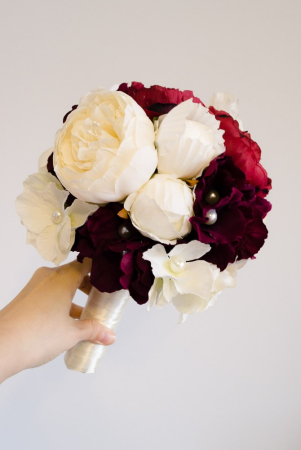 Buchet cu bujori ivoar si grena [1]