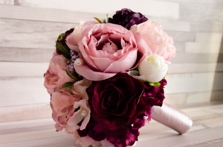 Buchet cu bujori roz-pastel si grena [1]