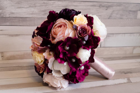 Buchet cu bujori roz-pastel si grena [5]