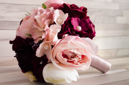 Buchet cu bujori roz-pastel si grena [2]