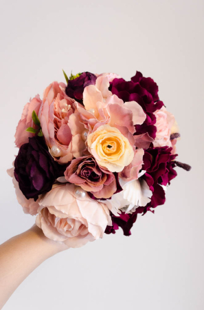 Buchet cu bujori roz-pastel si grena [4]