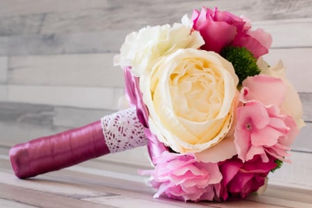 Buchet cu flori ivoar si roz [2]