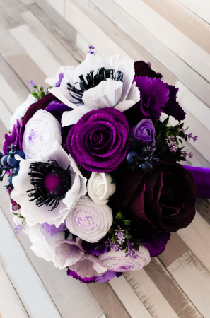 Buchet cu ranunculus alb si trandafiri mov [5]