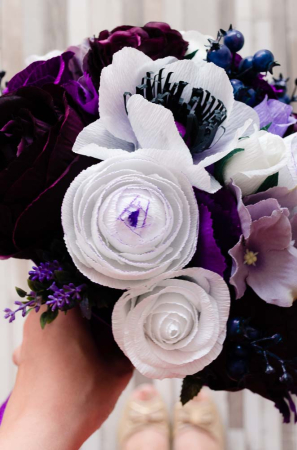 Buchet cu ranunculus alb si trandafiri mov [3]