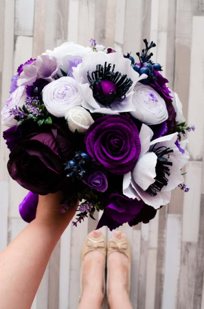 Buchet cu ranunculus alb si trandafiri mov [4]