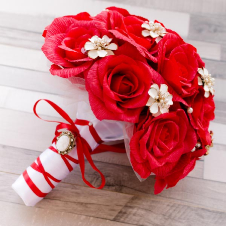Hartie - Buchet cu trandafiri rosii si brose