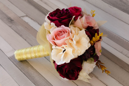 Buchet cu trandafiri roz si grena [1]