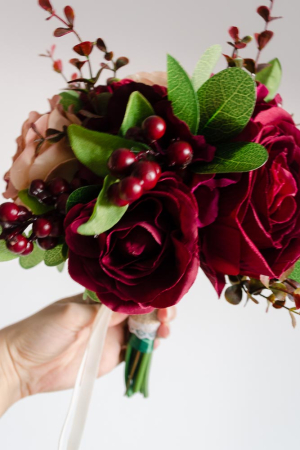 Buchet de iarna cu trandafiri grena si somon [3]