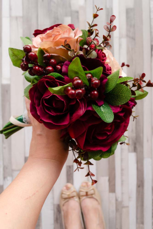 Buchet de iarna cu trandafiri grena si somon [6]