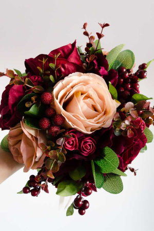 Buchet de iarna cu trandafiri grena si somon [1]