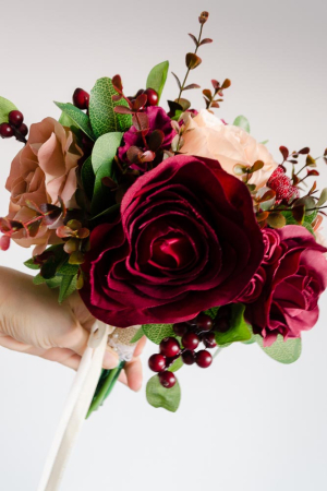 Buchet de iarna cu trandafiri grena si somon [4]