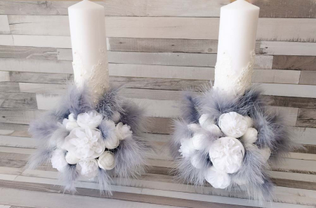 Lumanari decorate cu flori din hartie albe si pene de labada 40 cm [5]