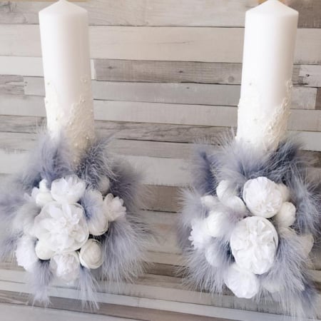 Lumanari decorate cu flori din hartie albe si pene de labada 40 cm