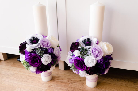Lumanari decorate cu flori din hartie mov, lila si albe [5]
