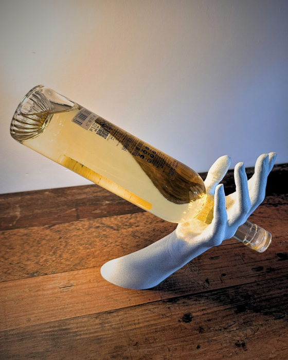 Suport sticlă VinoGrace – suport decorativ tip mână, efect echilibru [3]