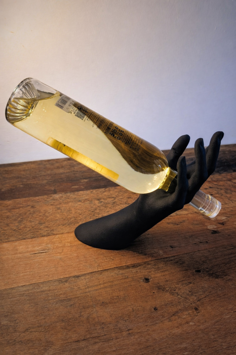 Suport sticlă VinoGrace – suport decorativ tip mână, efect echilibru [5]