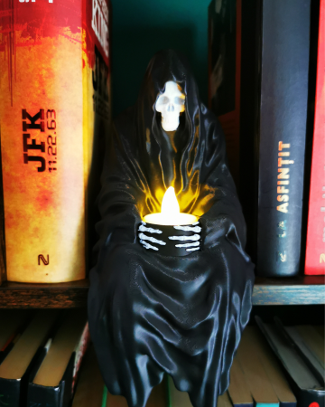 Lămpi și Accente de Lumină – Povești care strălucesc - Decor Statuetă Schelet cu Lumânare LED – Figurina Reaper