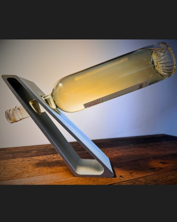 Suport sticlă vin LevitaVin – suport minimalist cu efect de echilibru [1]