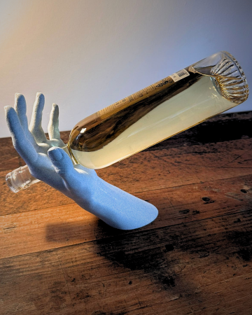 Suport sticlă VinoGrace – suport decorativ tip mână, efect echilibru [1]