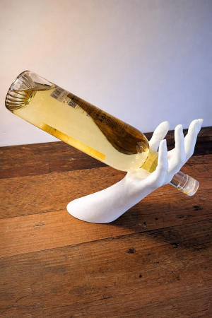 Suport sticlă VinoGrace – suport decorativ tip mână, efect echilibru [3]