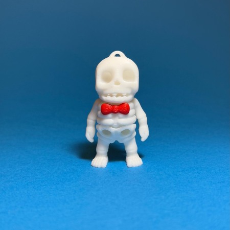 Figurine & Brelocuri Flexi - Scheletul cu Papion – Simplu, dar Stilat