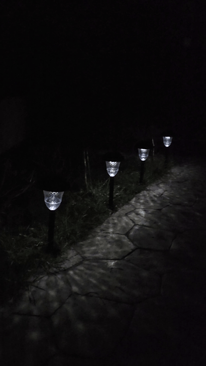 Pachet 4 x Lampă Solară Elegantă pentru Grădina Atena – Farmec și Iluminare în Stil Rafinat [5]