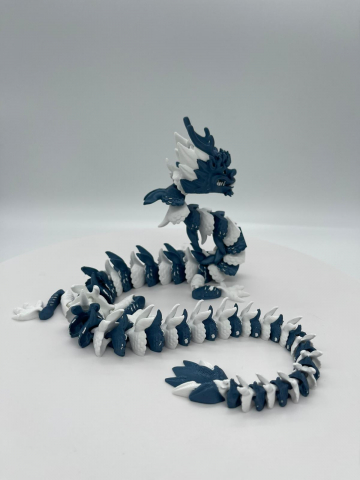 Dragon articulat imprimat 3D din PLA alb și albastru sidefat [1]