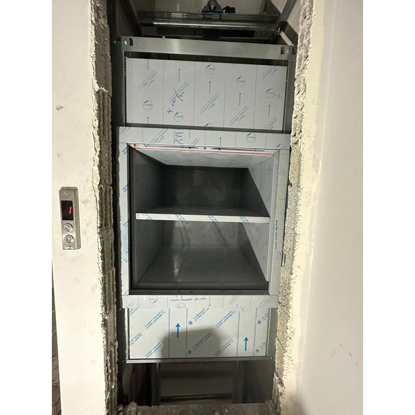 Montaplatos de 150 kg, 3 paradas, cabina inox de 500 × 500 × 500 mm [3]